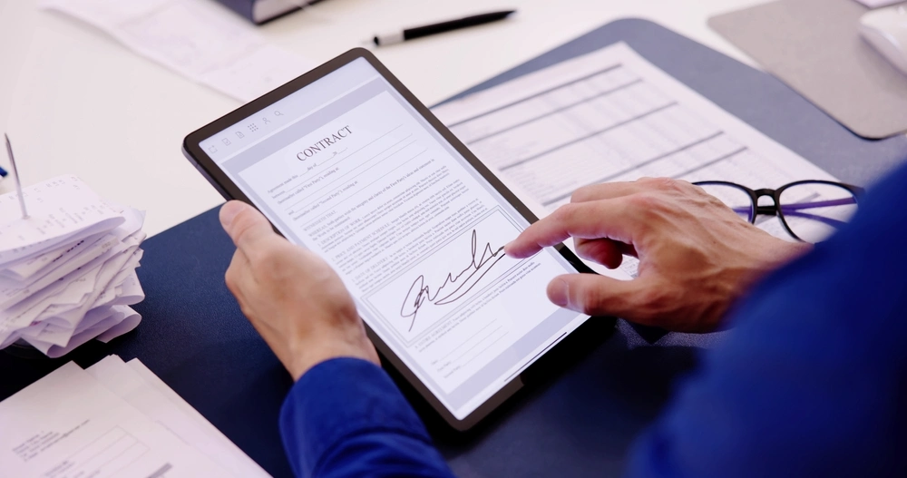 Contract E Signature. Employee Signing Law Document