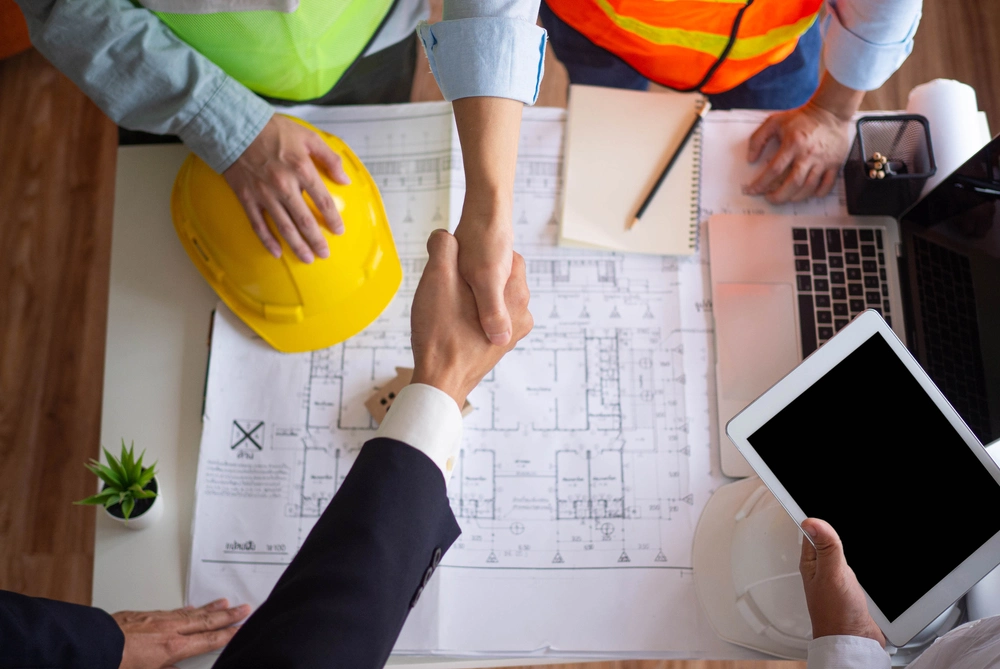Hand in hand between project contractors and customers due to negotiation of expenses